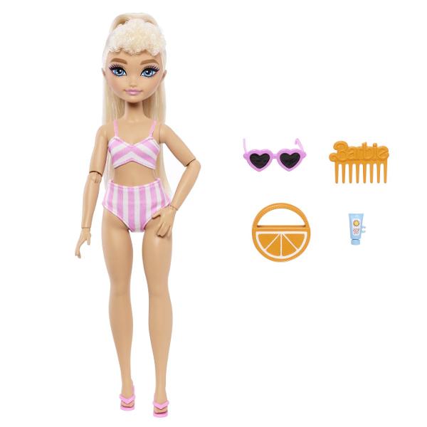 Papusa Barbie Dream Besties aduce stil prietenie si distractie in lumea jocului imaginativ Fiecare papusa are un look modern inspirat din moda actuala si vine insotita de accesorii tematice care reflecta personalitatea si hobby-urile personajului Tinutele colorate detaliile atent realizate si accesorii incluse incurajeaza copiii sa creeze povesti si aventuri alaturi de prieteni In functie de model papusile pot avea diferite stiluri de par tinute si accesorii care adauga varietate 
