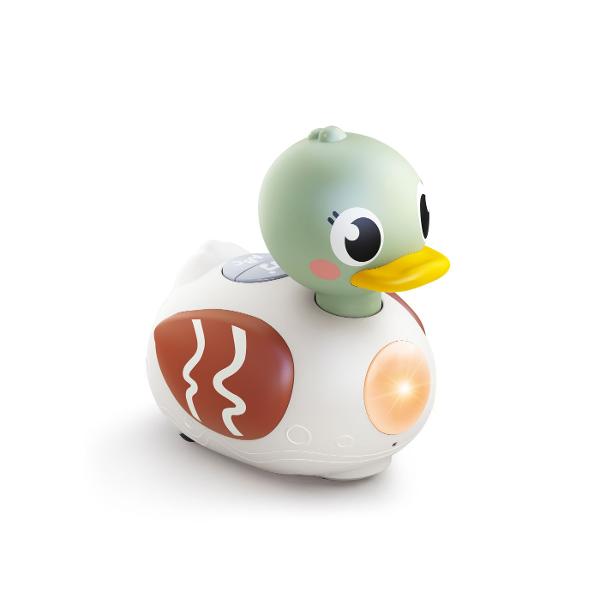 Ratusca Interactiva cu Muzica Si Lumini este o jucarie interactiva special conceputa cu varsta intre 6 si 36 de luni care incurajeaza miscarea explorarea si dezvoltarea timpurii prin joaca activa Ratusca simpatica se deplaseaza pe podea si stimuleaza copilul sa se tarasca si sa o urmareasca sustinand dezvoltarea abilitatilor motorii grosiere si coordonarea mana-ochi Include peste 20 de melodii sunete si efecte muzicale care capteaza atentia si contribuie la dezvoltarea simtului auditiv si 