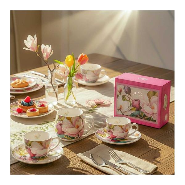 Setul pentru mic dejun &ndash; can&259; jumbo &537;i farfurioar&259; lung&259; MAGNOLIAS din colec&539;ia Flower Classic este realizat din por&539;elan New Bone China caracterizat printr-o culoare alb-crem natural&259; cu o str&259;lucire delicat&259; &537;i o rezisten&539;&259; &537;i durabilitate excep&539;ionale men&539;in&acirc;nd &icirc;n acela&537;i timp lejeritatea &537;i fine&539;eaLinia este 