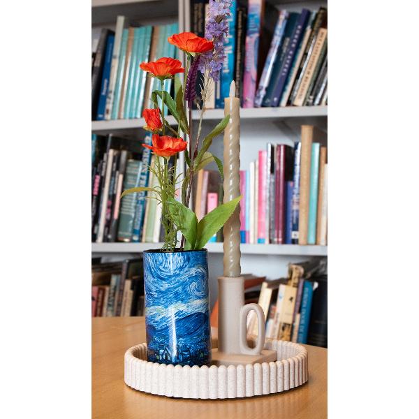 Adu culorile &icirc;nc&acirc;nt&259;toare ale lui Van Gogh pe biroul t&259;u cu acest suport pentru instrumente de scris reprezent&acirc;nd Noaptea &icirc;nstelat&259; 1889 Aceast&259; capodoper&259; de renume mondial pictat&259; &icirc;n timpul &537;ederii lui Van Gogh &icirc;n Saint-R&eacute;my-de-Provence demonstreaz&259; abilitatea sa unic&259; de a surprinde emo&539;ia mi&537;carea &537;i lumina &icirc;n modele 