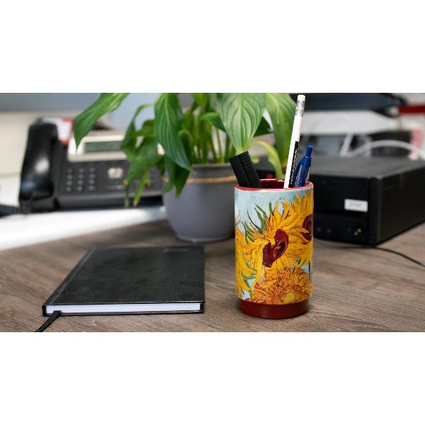 Adu culorile vibrante ale lui Van Gogh pe biroul&nbsp;t&259;u cu acest suport pentru instrumente de scris inspirat de&nbsp;Floarea-soarelui 1888 a patra versiune &Icirc;n 1887 Van Gogh a pictat patru naturi statice cu floarea-soarelui la Paris care au fost foarte apreciate de prietenul 