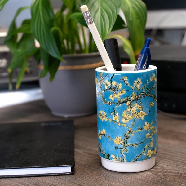 Adu frumuse&539;ea atemporal&259; a lui Van Gogh pe biroul t&259;u cu acest suport pentru instrumente de scris inspirat de&nbsp;tabloul &bdquo;Migdalul &icirc;nflorit&rdquo; 1890&nbsp; Aceast&259; lucrare emblematic&259; plin&259; de nuan&539;e proaspete de prim&259;var&259; &537;i flori vibrante adaug&259; o not&259; de 