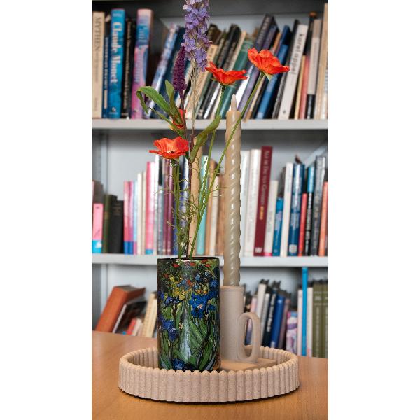 Adu culorile vibrante ale lui Van Gogh pe biroul t&259;u cu acest suport pentru instrumente de scris cu Iri&537;i 1889 Van Gogh a pictat aceast&259; lucrare la azilul din Saint-R&eacute;my-de-Provence unde a g&259;sit confort &537;i calm &icirc;n natura din jurul s&259;u Iri&537;ii cu formele lor gra&539;ioase &537;i tonurile puternice de albastru au devenit pentru el o surs&259; at&acirc;t de studiu c&acirc;t &537;i de 