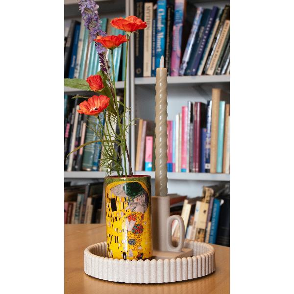 Adu frumuse&539;ea opulent&259; a lui Gustav Klimt pe biroul t&259;u cu acest suport pentru instrumente de scris care &icirc;nf&259;&539;i&537;eaz&259; S&259;rutul 1907&ndash;1908 Aceast&259; capodoper&259; emblematic&259; din Perioada de Aur a lui Klimt radiaz&259; c&259;ldur&259; &537;i intimitate pur&259; Combina&539;ia de foi&539;&259; de aur bogat&259; modele decorative &537;i forme delicate &537;i 