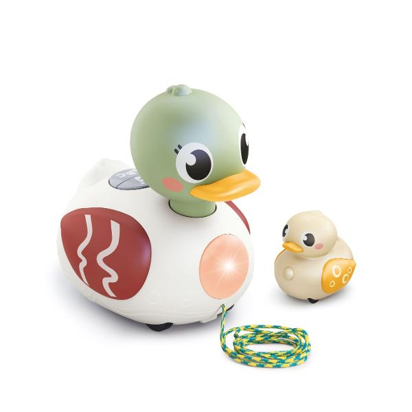 Jucarie interactiva de tras Familia De Ratuste conceputa speciala pentru bebelusi si copii mici care imbina joaca activa cu stimularea senzoriala Produsul include o ratusta mare prevazuta cu snur pentru tragere si o ratusta mica creand un set atractiv si prietenos pentru cei mici Jucaria este echipata cu functii muzicale si efecte sonore peste 20 de melodii si sunete contribuind la dezvoltarea auzului si a reactiilor copilului Miscarea in timpul deplasarii combinata cu luminile si 