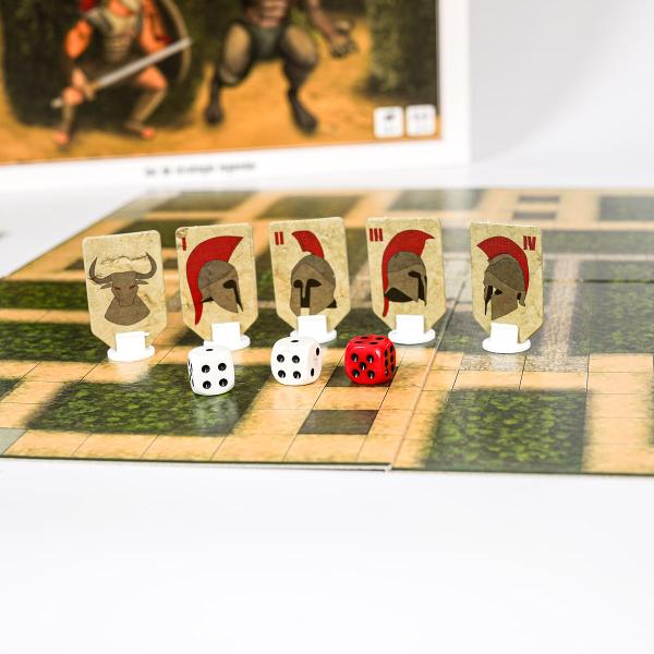 Ai un copil pasionat de legendele antice Sau vrei s&259; &icirc;l aju&539;i s&259; &icirc;nve&539;e lucruri noi &icirc;n timp ce v&259; distra&539;i de minune Alege jocul de societate Labirintul Minotaurului &537;i bucura&539;i-v&259; &icirc;mpreun&259; de o experien&539;&259; amuzant&259; &537;i educativ&259;Intr&259; &icirc;n rolul unuia dintre r&259;zboinicii eleni p&259;trunde &icirc;n labirintul fiorosului minotaur &537;i colecteaz&259; c&acirc;t mai mult 