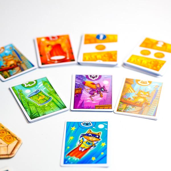 Felina supererou a disp&259;rut Dac&259; o g&259;se&537;ti primul ve&539;i fi cei mai buni prieteni Ia-&539;i rucsacul &537;i porne&537;te &icirc;n c&259;utarea eiFii primul care afl&259; unde este SUPER MIAU felina supererou Atrage-l cu m&acirc;ncarea lui preferat&259; &537;i g&259;se&537;te-i un costum demn de faptele sale eroice Pornind de la acelea&537;i c&259;r&539;i fiecare juc&259;tor &icirc;&537;i compune propriul pachet de 