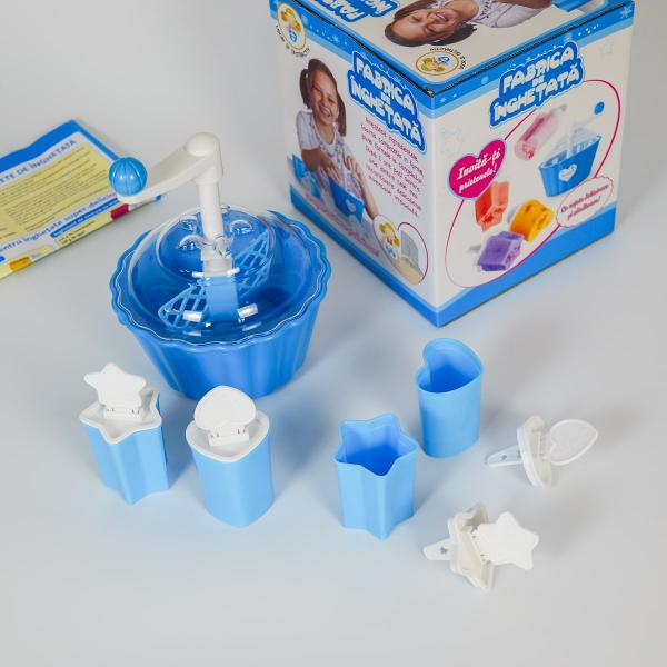 Creeaz&259; re&539;ete proprii &537;i savureaz&259; delicii dulci &537;i r&259;coroase cu Fabrica de &icirc;nghe&539;at&259;Cine nu &537;i-ar dori s&259; aib&259; o Fabric&259; de &icirc;nghe&539;at&259; &icirc;n propria cas&259; Cu jocul creativ de preparat &icirc;ndr&259;gitul desert r&259;coros dorin&539;a &icirc;&539;i e &icirc;ndeplinit&259;Fie var&259; fie iarn&259; c&acirc;nd ai poft&259; de &icirc;nghe&539;at&259; o po&539;i face 