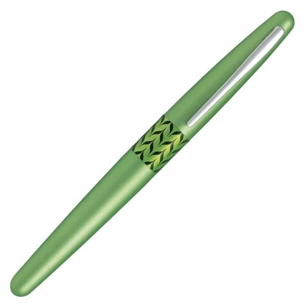 Roller Pilot MR Retro Pop 07 mm Cu un design Retro-Pop colectia MR 3 intr-un stil elegant si vesel cu o gama pentru toate gusturile este cadoul perfect intarit de calitatea Pilot Rollerul Mr Retro-Pop cu cerneala lichida de culoare neagra scriere 07 mm intr-o cutie cadou cu motive Retro-Pop