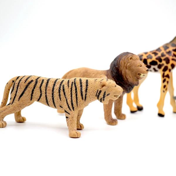 Folose&537;te-&539;i imagina&539;ia &537;i creeaz&259; tot feluri de scene anima&539;ii particip&259; la expedi&539;ii &537;i misiuni aventuroase &icirc;n safari Depinde doar de tine &537;i de creativitatea ta Setul con&539;ine 6 figurine de animale s&259;lbatice tigru leu elefant giraf&259; zebr&259; rinocer din plastic