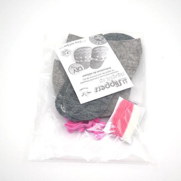 Dimensiune final&259; Aproximativ 21 x 10 x 5 cm m&259;rime potrivit&259; pentru picioare &icirc;ntre 28-31&nbsp;Transform&259; timpul liber &icirc;ntr-o aventur&259; creativ&259; cu setul de cusut papuci de cas&259; de la D-Toys Acest kit DIY este conceput special pentru micii designeri care doresc s&259; &icirc;&537;i creeze propria &icirc;nc&259;l&539;&259;minte comod&259; &537;i colorat&259; dezvolt&acirc;ndu-&537;i &icirc;n acela&537;i 