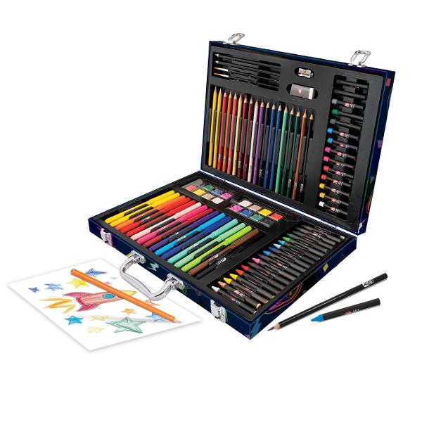 Indiferent cate culori ai niciodata nu sunt suficiente pentru creatiile tale artistice Cu trusa HappiHobbi Deluxe Art Case Joc Video vei gasi 100 de accesorii pentru a desena modelele tale preferate si a explora diferite tehnici artistice Toate sunt impachetate cu grija intr-o trusa practica cu maner astfel incat sa poti lua creativitatea cu tine oriunde te-ai duce