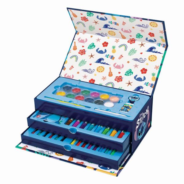 Set creativ de colorat in valiza inspirat din universul Stitch  ideal pentru activitati artistice si distractie oriunde Valiza este prevazuta cu maner fiind usor de transport si perfecta pentru organizarea accesoriilor Setul include aproximativ 50 de piese precum creioane colorate carioci si alte accesorii pentru desen si colorat oferind tot ce este necesar pentru exprimarea creativitatii Copiii pot crea desene colora si personaliza diferite elemente intr-un mod distractiv Designul 
