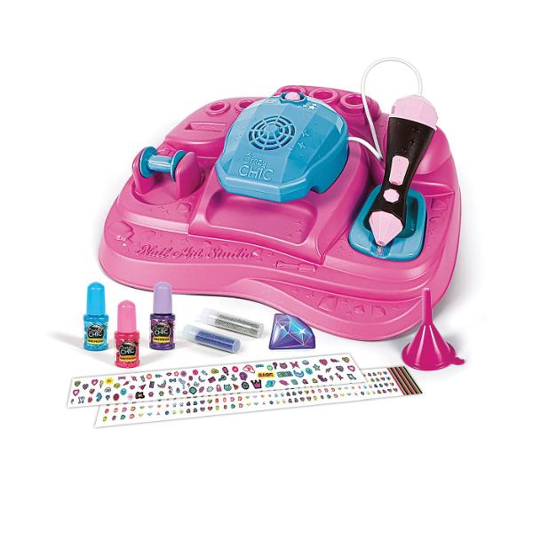 Studio De Arta Pentru Unghii nou si inovator cu un design modern si ergonomic &mdash creat pentru super artistici unghiilor ai viitorului Masinile pentru pulverizarea glitter-ului si uscarea lacului de unghii garanteaza look-uri cu adevarat la moda si trendy Kitul include lacuri de unghii Crazy Chic autocolante pentru unghii si pulbere colorata cu glitter pentru decoratiuni super glam Un set de joaca creativ stilat si original pentru a-ti decora unghiile cu atitudinea cool a unei 