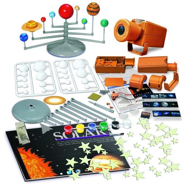 Bucurati-va de acest kit STEAM mare pentru explorarea spatialaConstruieste si picteaza propriul tau model de planetariu al sistemului solar; construiti un proiector spatial si bucurati-va de prezentarea spectaculoasa de diapozitive a spatiuluiDecoreaza-ti camera cu un poster gigant al sistemului solar si cu stele stralucitoareAcesta este un kit de proiect stiintific interesant pentru explorarea spatiului Acest kit stiintific este ideal pentru tinerii astronomi 