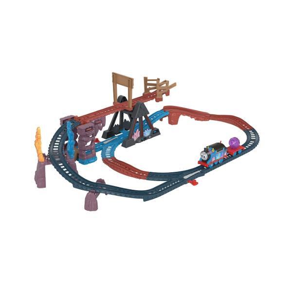Copiii pot retrai calatoria captivanta a lui Thomas in Muntele Lookout din seria Thomas &amp Friends All Engines Go&trade cu acest set de tren motorizat pe baterii de la Fisher-Price&reg Crystal Caves Adventure Dispunand de 9 bucati de sina un pod basculant super cool si detalii si incarcatura distractive din Crystal Caves Acest set de tren plin de actiune le permite tinerilor conducatori sa-l trimita pe Thomas in cursa in pesteri pentru a-si livra incarcatura speciala din nou si 