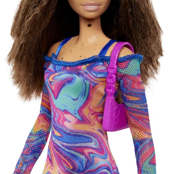 Fashionistas este una dintre cele mai indragite colectii Barbie oferind o gama larga de papusi cu diferite stiluri si accesorii introducand conceptul de diversitate si acceptare in randul fetelor Aceasta colectie include papusi cu diferite tipuri de siluete tonuri de piele culori de ochi si par astfel fetele nu se vor plictisi niciodata si isi vor gasi papusa asemanatoare stilului lor Papusile au stilul lor propriu inspirat de ultimele tendinte din moda si vin cu o tinuta completa 