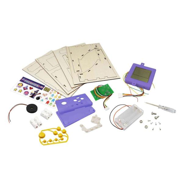 Utilizati surubelnita inclusa pentru a asambla controlerul construiti cutia cu jocuri si conectati componentele ecran difuzor si sursa de alimentare Personalizeaza-ti cutia cu autocolante Descoperiti 12 jocuri inspirate din jocurile clasice puzzle sarpe breakout si alteleContine 4 panouri din lemn 1 ecran  1 controler 1 carcasa superioara 1 carcasa inferioara 1 placa de circuite butoane 1 placa conductiva 1 difuzor 1 adeziv cu doua fete 1 compartiment superior 2 