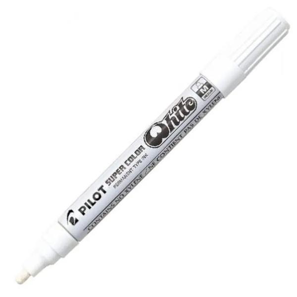 Marker permanent Pilot Super Color Medium varf rotund 45 mm alb Cerneala sa permanenta este rezistanta la apa si lumina potrivita pentru toate suprafetele Nu contine xylena Markerul este ideal pentru decorarea diferitelor obiecte realizate din plastic sticla sau carton Dimensiune scriere 45 mm