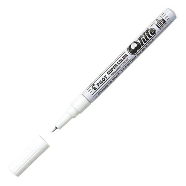 Marker permanent Pilot Super Color Fine varf rotund 3 mm alb Cerneala sa permanenta este rezistenta la apa si lumina potrivita pentru toate suprafetele Nu contine xylena Markerul este ideal pentru decorarea diferitelor obiecte realizate din plastic sticla sau carton Dimensiune scriere 3 mm