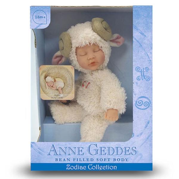 Papusile Anne Geddes seama perfect cu bebelusii adevarati si sunt pur si simplu adorabile Aceste papusi-bebe sunt imbracate in costume de animalute-zodii si sunt inspirate din fotografiile celebrului fotograf Anne Geddes Au un aspect foarte realist imitand intocmai trasaturile bebelusilor Papusica Anne Geddes Berbec este imbracata intr-un costumas pufos care seama cu blanita unui mielusel albAre dimensiunea de 23 de cm inaltime perfecta pentru a fi tinuta in brate de copii 
