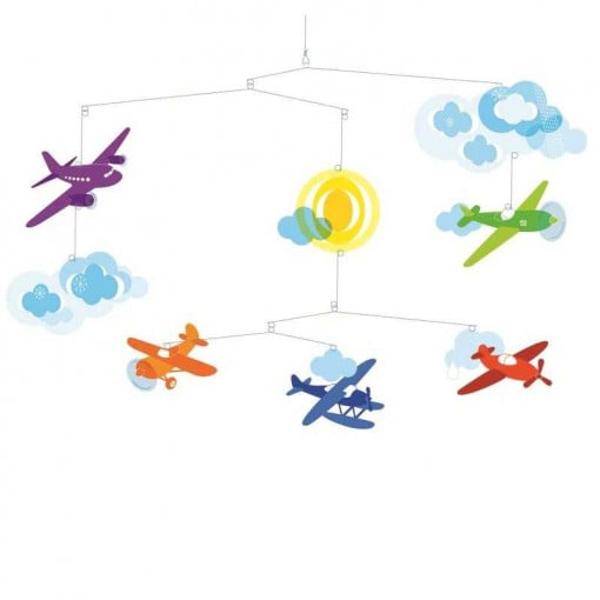 Decora&355;ie mobil&259; u&537;oar&259; pentru camera copilului cu avioane care orbiteaz&259; &icirc;n jurul soarelui Colec&539;ia Djeco Mobile o &icirc;nt&acirc;lnire poetic&259; &537;i aerian&259; a dou&259; lumi design &537;i ilustra&539;ie un echilibru subtil &icirc;ntre vis &537;i realitate Elementele sunt &icirc;mpachetate &icirc;n h&acirc;rtie absorbant&259; &537;i protejate &icirc;ntr-o cutie dr&259;gu&539;&259; de carton Mobil foarte u&537;or Accesoriu 