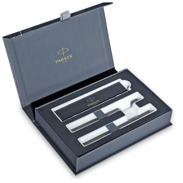 Stiloul Parker Aster Wave Black & Gold este varianta modern&259; din gama Aster eviden&539;iat&259; prin modelul Wave discret aplicat pe corpul negru Accentele aurii adaug&259; elegan&539;&259; rezult&acirc;nd un echilibru bun &icirc;ntre stil clasic &537;i design contemporanCorpul metalic ofer&259; rezisten&539;&259; &537;i stabilitate &icirc;n utilizare iar peni&539;a din o&539;el inoxidabil 