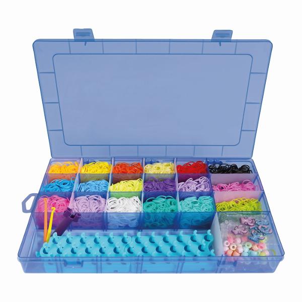 Set creativ Plexi Flexi Stitch ideal pentru copii pasionati de activitati handmade si accesorii colorate Acest kit complet include o cutie mare cu 4500 de elasticuri multicolore 100 de accesorii decorative si un razboi de tesut oferind tot ce este necesar pentru realizarea unor bratari inele si alte creatii unice inspirate de persoana preferata Stitch Copiii isi pot dezvolta creativitatea si indemanarea combinand culorile si accesorii pentru a crea modele variate si originale Setul 