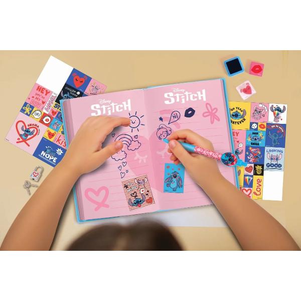 Set agenda creativa pentru copii inspirat din universul Stitch  ideal pentru activitati de scriere desen si decorare Fiecare set contine o agenda tematica si accesorii variate precum pix autocolante si elemente decorative care incurajeaza exprimarea creativa si organizarea ideilor Designul colorat si atractiv cu personaje indragite stimuleaza interesul si face produsul potrivit pentru utilizarea zilnica atat acasa cat si la scoala Accesoriile incluse permit personalizarea agendei 
