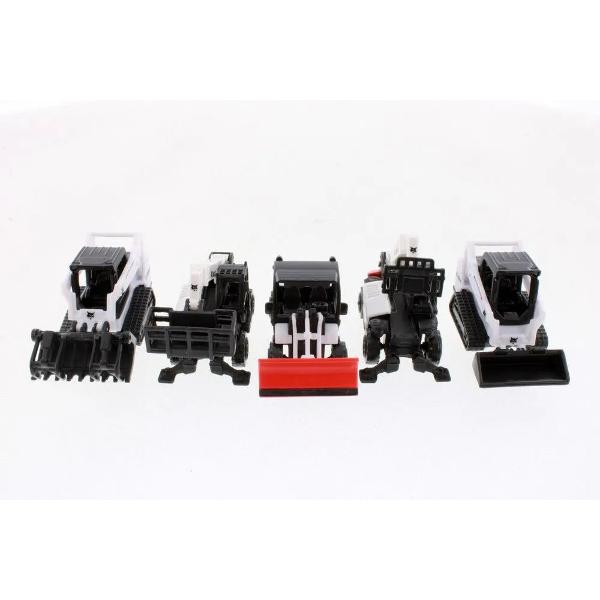 Set de joaca tematic de constructii Bobcat conceput pentru a recrea activitatile din santier si pentru a stimula imaginatia copiilor Include mai multe vehicule utilitare si o varietate de accesorii specifice realizate din metal si plastic pentru durabilitate si detalii realiste Elementele setului permit simularea diverselor operatiuni precum incarcare ridicare transport si manipulare materiale Fiecare vehicul este echipat cu componente mobile iar accesorii completeaza scenariile de 