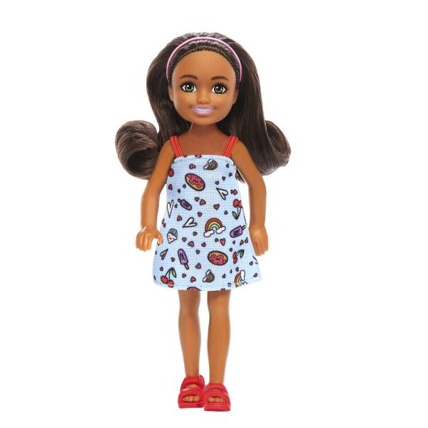 Papusile Barbie Chelsea vin cu pantofi si piese vestimentare detasabile Creeaza povesti nenumarate cu scenarii diferite impreuna cu papusile Chelsea Pentru scenarii creative achizitioneaza toate papusile Chelsea Papusa Chelsea si prietenii ei sunt o sursa de inspiratie pentru a explora si imagina lumea inconjuratoare Aceasta adorabila papusa Chelsea de 15 cm poarta o rochita albastra cu imprimeu colorat si bretele Parul sau saten este accesorizat cu o bentita roz iar aspectul ei este 