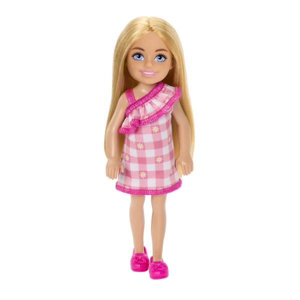 Papusile Barbie Chelsea vin cu pantofi si piese vestimentare detasabile Creeaza povesti nenumarate cu scenarii diferite impreuna cu papusile Chelsea Pentru scenarii creative achizitioneaza toate papusile Chelsea Aceasta papusa se remarca prin farmecul ei si este imbracata intr-o frumoasa rochie roz cu carouri si imprimeu inflorat care o face sa straluceasca Parul blond al papusii Chelsea este coafat lung si drept iar papucii roz completeaza perfect look-ul sau fermecator