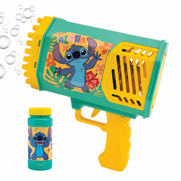 Pistol de facut baloane de sapun Stitch conceputa pentru distractie maxima in aer liber Acest model poate genera sute de baloane intr-un timp foarte scurt transformand orice joaca intr-un spectacol plin de culoare si miscare Designul este inspirat din universul Stitch cu grafica dinamica si culori vibrante fiind atractive pentru copii Dispozitivul este usor de utilizare avand un mecanism automat de suflare a baloanelor iar functia de lumini adauga un efect vizual suplimentar mai ales 