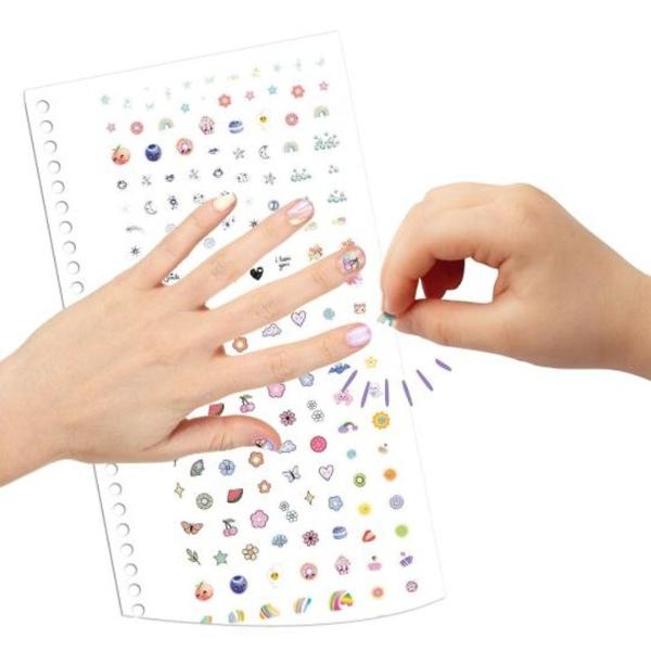 Ridica-ti mainile daca iti place nail art-ul cool cele 46 de pagini ale cartii de colorat TOPModel Hand Designer te invita sa creezi look-uri creative pe maini si unghii De asemenea sunt incluse 2 foi de autocolante laminate cu finisaj argintiu si 1 foaie de tatuaje pentru unghii