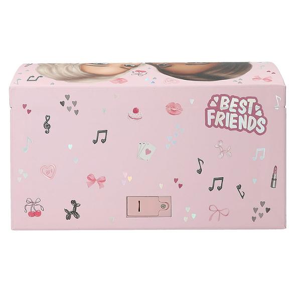 Pentru bijuterii sau mici comori &537;i secrete Cutia roz pentru bijuterii TOPModel se deschide doar atunci c&acirc;nd este introdus codul corect din 4 cifre personalizabilschimbabil Apoi noua melodie TOPModel BEST FRIENDS se aude timp de aproximativ 20 de secunde Cu motive frumoase cu modele &537;i pictograme dr&259;gu&539;e la exterior &537;i &icirc;n interior Compartimentul principal o incrusta&539;ie deta&537;abil&259; cu trei compartimente &537;i dou&259; sertare cu 