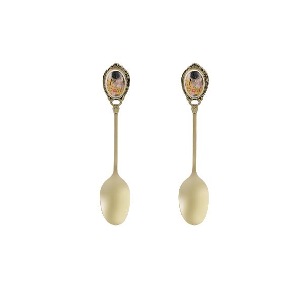 Set de 2 linguri aurii&nbsp;&nbsp;THE&nbsp;KISS CLASSIC inspirate de G Klimt&nbsp;&nbsp;din&nbsp;&nbsp;Galeria de Art&259;&nbsp;Linia este decorat&259; cu o reproducere a tabloului &bdquo;S&259;rutul&rdquo; de Gustav Klimt Paleta cald&259; de maro combinat&259; cu aurul str&259;lucitor confer&259; piesei un caracter unic 