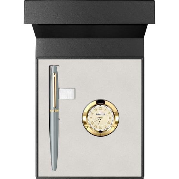Set Cadou Stilou VFM Glossy Light Gray GT & CeasSheafferCorp si capac din alama placat cu multiple straturi de lac lucios griCapacul se inchide prin apasareAccesorii din alama placate cu aur de 22K Clipul din alama tip arc placat cu aur de 22KGrip din rasina epoxidica neagraPenita din otel inoxidabil placat cu aur 23K Stiloul functioneaza cu cartuseLungime deschis 15300mm  Latime 1200mm  Greutate 2000gLungime inchis 13800mm  Diametru 