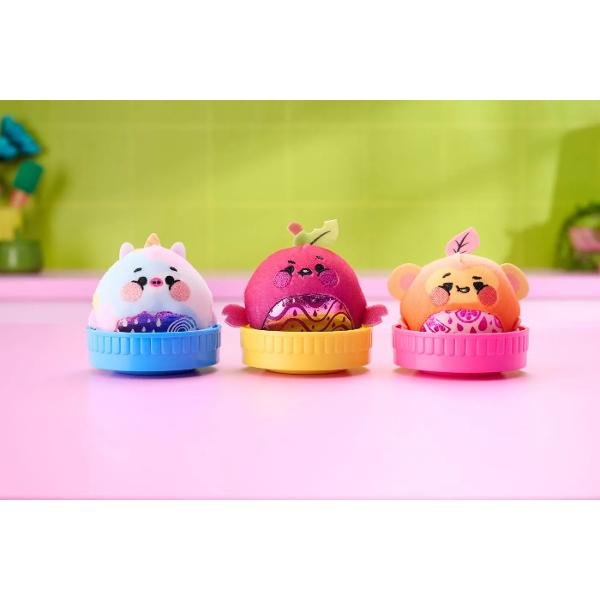 Descopera surpriza ascunsa din Magic Jellykins un set interactiv si distractiv care prinde viata atunci cand adaugi apa Fiecare pachet contine 2 figurine simpatice care apar magic si pot fi ingrijite pieptanate si colectionate Personajele au un design colorat si expresiv fiind perfecte pentru copiii pasionati de surpriza si activitati creative Procesul simplu de activare transforma joaca intr-o experienta captivanta si amuzanta Recomandat copiilor cu varsta de peste 5 