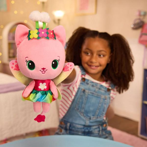 Descopera magia universului Gabbys Dollhouse cu adorabila jucarie de plus Zana Pisicuta din colectia Fairylandia un companion perfect pentru joaca si moment de poveste Cu un design delicat si culori pastelate aceasta figurina de plus impresioneaza prin detaliile atent realizate de la aripile inspirate din lumea zanelor pana la accesorii florale si expresia prietenoasa Realizata din materiale moi si placute la atingere jucaria este ideala pentru imbratisari si joaca zilnica Functia 