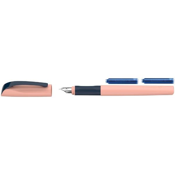Stiloul Schneider XpectVivaz cu penita M si corp in nuanta piersica este alegerea ideala pentru scriere confortabila si precisa atat la scoala cat si la birou Designul modern si forma ergonomica il fac usor de utilizat zilnicProfilul de prindere cauciucat ofera control si confort in timpul scrisului reducand oboseala mainii Penita din otel asigura o scriere lina si constanta fiind potrivita pentru cei care 