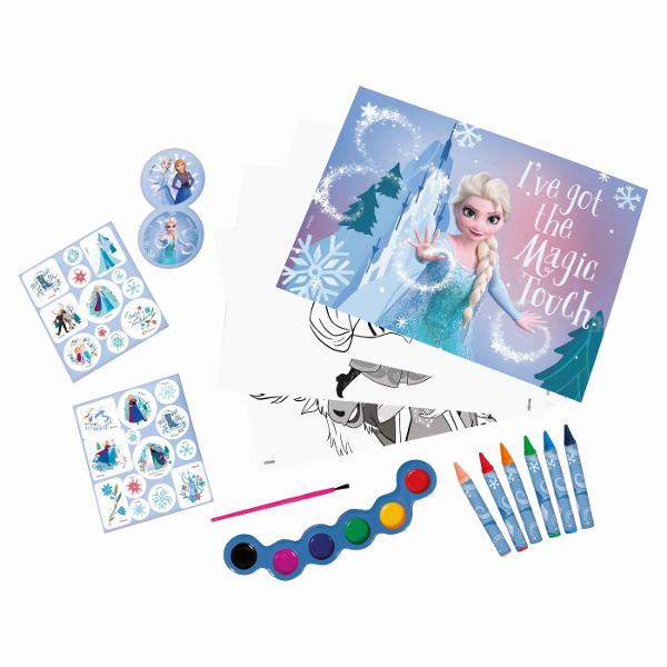 Happi Hobbi Set creativ Frozen in gentuta portabila perfect pentru copiii care iubesc desenul si personajele lor preferate din universul Disney Practic si usor de transport setul poate fi luat oriunde  la plimbari in masina sau in calatorii  oferind ore intregi de distractie si creativitate Copiii pot picta si desena scene inspirate din povestea Frozen folosind creioanele colorate incluse si acuarelele care pot fi combinate pentru a obtine nuante variate Blocul de desen le permite sa isi 