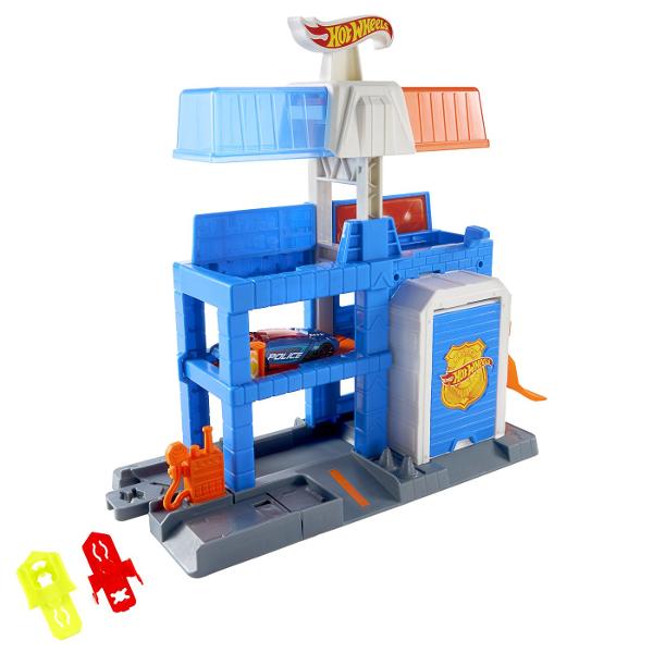 Unitatile de oras Hot Wheels le permit copiilor sa creeze propriul peisaj urban plin de cascadorii si aventuri cool Fiecare set contribuie la tematica de inamic Hot Wheels City incorporand elemente care sugereaza ca o creatura sta la panda in apropiere asteptand sa se napusteasca Toate se conecteaza la alte seturi Hot Wheels prin mai multe puncte de conexiune si fiecare include un vehicul Hot Wheels pentru joc de impins direct din cutie Cu locuri familiare precum un atelier de reparatii un 