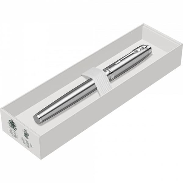 Roller Essential Stainless Steel CT Parker Corp din alama lacuit cu multiple straturi de lac burgundy matCapac din alama lacuit cu multiple straturi de lac burgundy mat Capacul se inchide prin apasareAccesorii din inox lacuite cu multiple straturi de lac burgundy mat Clip din otel lacuit cu multiple straturi de lac burgundy luciosGrip din alama lacuit cu multiple straturi de lac burgundy matMina roller Parker Lungime deschis 15400mm  