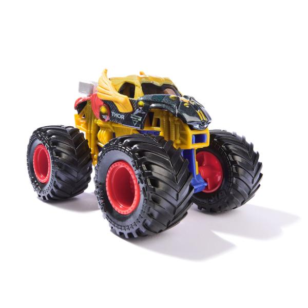 Paseste in universul plin de actiune in care Monster Jam huruie si supereroii Marvel se inalta Seria de camioane vopsite Marvel Monster Jam la scara 164 nu este doar o colectie Este un omagiu adus Universului Marvel Aceste camioane de tip monster truck inscriptionate cu simbolurile si culorile unor embleme precum Thor Captain America Iron Man Black Panther si Spider-Man aduc acasa spectacolul superputerilor si al cascadoriilor de pe stadion Cu anvelope autentice BKT si o caroserie cu 