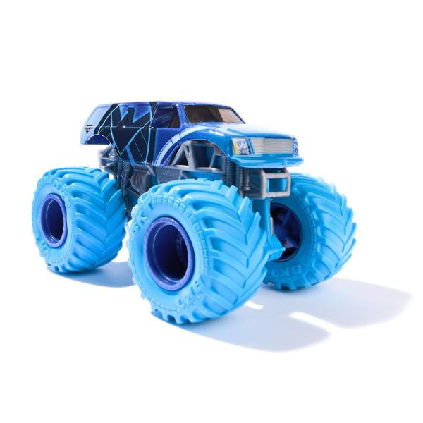 Paseste in universul plin de actiune in care Monster Jam huruie si supereroii Marvel se inalta Seria de camioane vopsite Marvel Monster Jam la scara 164 nu este doar o colectie Este un omagiu adus Universului Marvel Aceste camioane de tip monster truck inscriptionate cu simbolurile si culorile unor embleme precum Thor Captain America Iron Man Black Panther si Spider-Man aduc acasa spectacolul superputerilor si al cascadoriilor de pe stadion Cu anvelope autentice BKT si o caroserie cu 