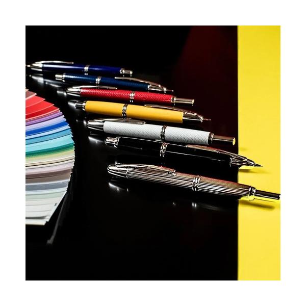 Stilou Pilot Capless Decimo varf fin albStilou stilografic de&nbsp;lux&nbsp;retractabil cu un&nbsp;corp subtire si usor avand un&nbsp;finisaj de lac&nbsp;alb perlat cu&nbsp;finisaj argintiu&nbsp;Caracteristici&55357;&56715;&nbsp;Stiloul Pilot Capless Decimo are&nbsp;penita din aur de 18K placata cu 