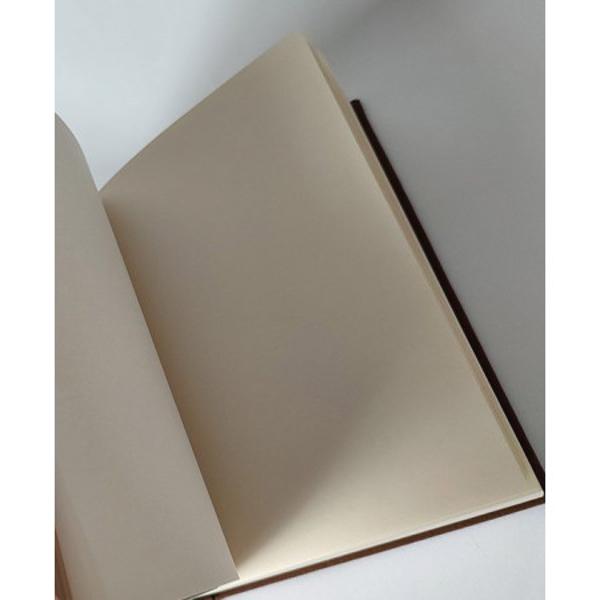 Jurnal Vintage dimensiune 20 x 15 cm coperti din piele naturala cusute manual cu piatra naturala inserata in coperta hartie ivory 120 grame inchizatoare metalica tip ancora