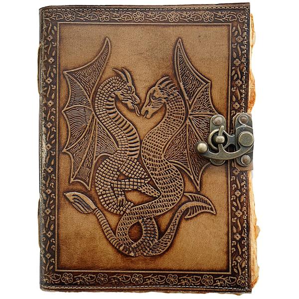 Cautati jurnale cu aspect vintage pentru iubitorii de mitologie si misticism Gasiti in oferta noastra un model Krashell KDL-413 cu o coperta embosata cu doi dragoni ce sunt asociati cu puterea si abilitatile magice In functie de cultura dragonii sunt un simbol al vietii in China animale protectoare in Indonezia pazitori ai sabiilor in Japonia personaje malefice in EuropaSe remarca prin hartia groasa de bumbac texturat cu nuante de galben-maro cu marginile nefinisate 