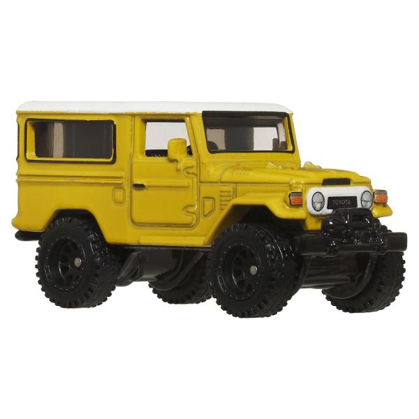 Colectia de caroserie din metal la scara 164 reproduce vehiculele preferate de fani cu anvelope reale Real Rider si grafica personalizata Fiecare model are decoratiuni speciale si ambalaje numerotate Le poti adauga pe toate in colectia ta Fiecare se vinde separat si in functie de disponibilitate Culorile si decoratiunile pot varia Acest pachet contine masinuta Toyota Land Cruiser FJ43