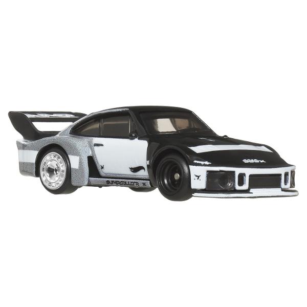 Colectia de caroserie din metal la scara 164 reproduce vehiculele preferate de fani cu anvelope reale Real Rider si grafica personalizata Fiecare model are decoratiuni speciale si ambalaje numerotate Le poti adauga pe toate in colectia ta Fiecare se vinde separat si in functie de disponibilitate Culorile si decoratiunile pot varia  Acest pachet contine masinuta Porsche 935